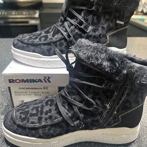 Romika Black Ankle Boots with Sophisticated Textures